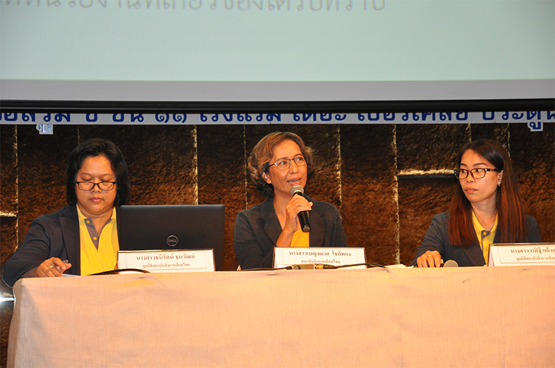เบญจมาส โชติทอง (กลาง) หัวหน้าโครงการ สถาบันสิ่งแวดล้อมไทย และทีมนักวิจัยมูลนิธิสถาบันสิ่งแวดล้อมไทย