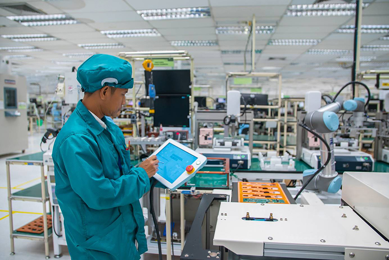 ยูนิเวอร์ซัล โรบอท ส่งหุ่นยนต์โคบอท 6 ตัว ขยายการผลิต ประกอบและทดสอบโรงงานเบนซ์มาร์ค อิเลคทรอนิคส์ ในไทย