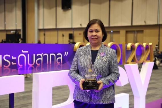 ดวงรัตน์ ทัศนประเสริฐ ผู้จัดการทั่วไป ศูนย์นิทรรศการและการประชุมไบเทค รับรางวัล Thailand Energy Awards