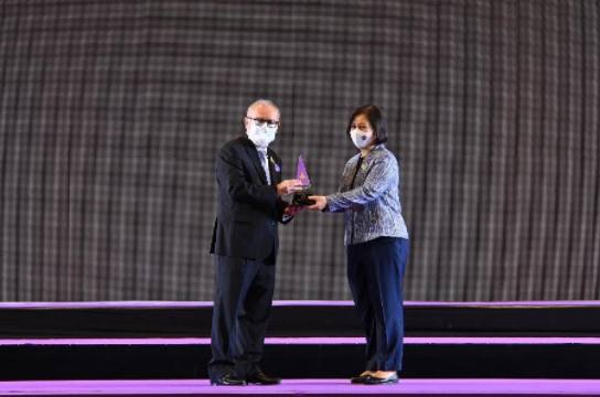 ดวงรัตน์ ทัศนประเสริฐ ผู้จัดการทั่วไป ศูนย์นิทรรศการและการประชุมไบเทค รับมอบรองวัล Thailand Energy Awards จากสุพัฒน์พงษ์ พันธ์มีเชาว์ รองนายกรัฐมนตรีและรัฐมนตรีว่าการกระทรวงพลังงาน